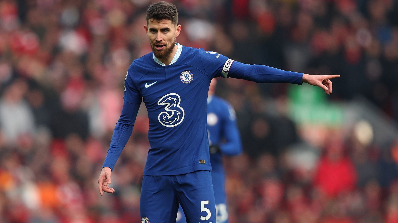 
                <strong>Jorginho (FC Chelsea)</strong><br>
                Wechselt Jorginho vom FC Chelsea zum Stadtrivalen? Wie "The Athletic" berichtet, befindet sich der Italiener inmitten eines Transfer-Zweikamps zwischen den "Blues" und den "Gunners". Das Objekt der Begierde ist allerdings nicht er selbst, sondern Moises Caicedo. Der Mittelfeldmann von Brighton & Hove Albion ist Wunschziel beider Klubs. Sollte der Ecuadorianer am Deadline-Day zum FC Chelsea wechseln, würde Jorginho für den FC Arsenal zum Ersatzmann werden. Entscheidet sich Caicedo zu einem Wechsel zu den "Gunners", dürfte der Europameister von 2021 beim FC Chelsea verbleiben. Zumindest bis zum Sommer. Dann läuft der Vertrag des 31-Jährigen aus.
              