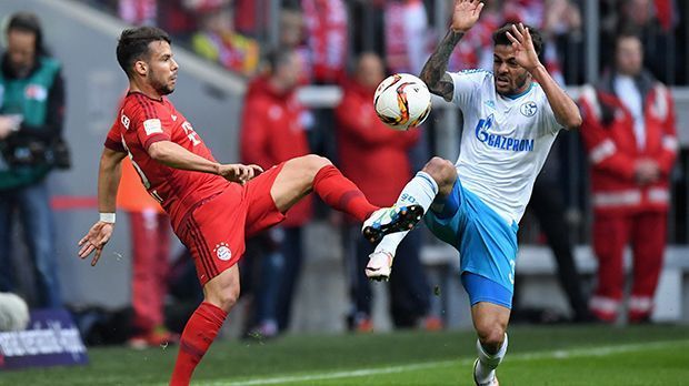 
                <strong>Juan Bernat (FC Bayern München)</strong><br>
                Juan Bernat (FC Bayern München, li.): Ähnlich wie sein Pendant auf der rechten Seite, Rafinha, darum bemüht, die Bayern-Offensive anzukurbeln. Insgesamt aber ein eher unauffälliger Auftritt des Spaniers. ran-Note: 4.
              