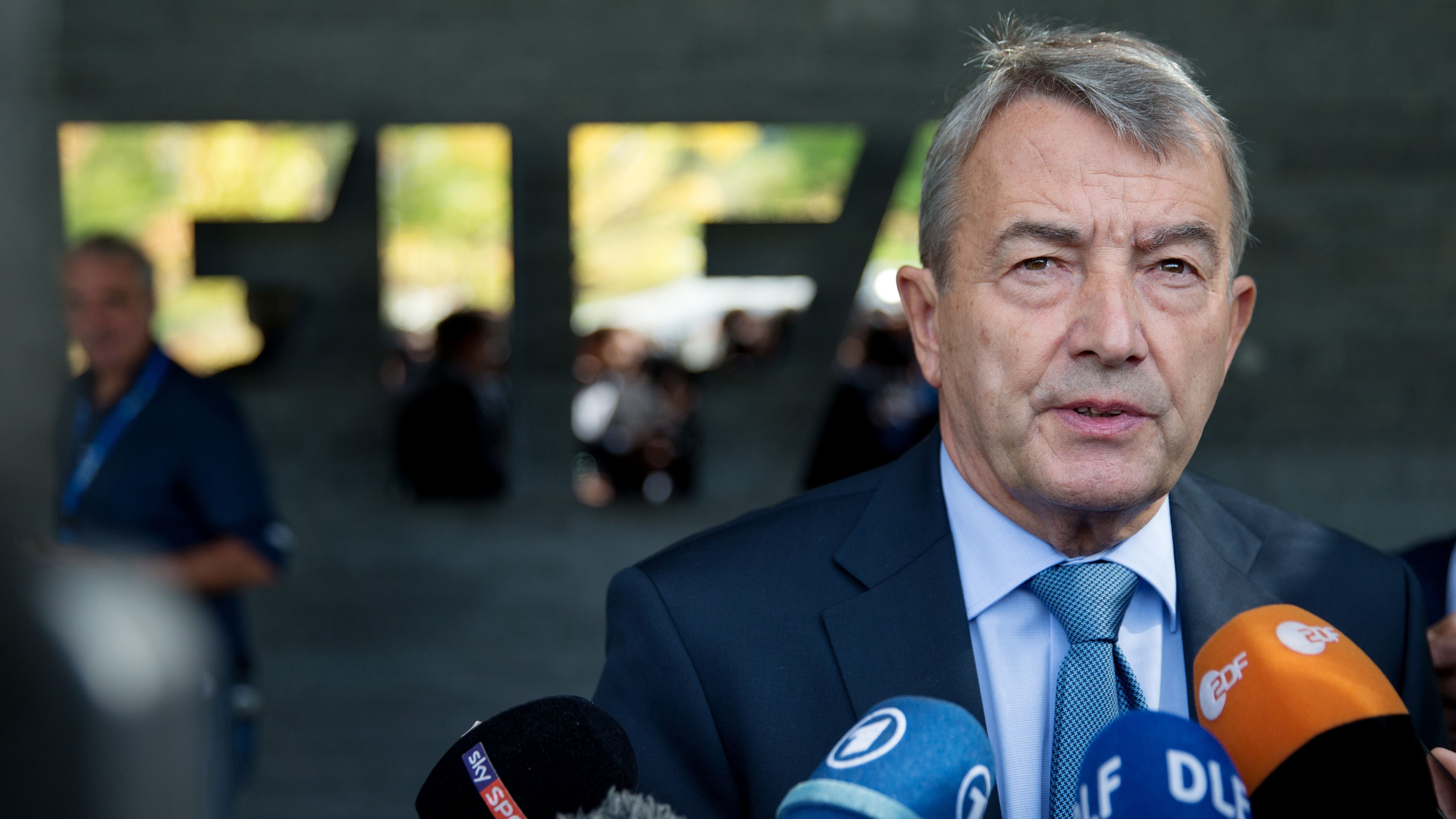 
                <strong>Wolfgang Niersbach (2012-2015)</strong><br>
                … Als einer der führenden Köpfe des Komitees steht Niersbach schnell im Mittelpunkt, gemeinsam mit Theo Zwanziger unterschreibt er 2007 die DFB-Steuererklärung zur WM, die den Stein ins Rollen bringt. Auch Niersbach wird in der Schweiz angeklagt, durch die Verjährung des Falls im April 2020 wird der damals 69-Jährige ebenfalls nicht verurteilt. Am 9. November 2015 tritt er als DFB-Präsident zurück. Nach einer Sperre durch die FIFA-Ethikkommission zieht sich Niersbach auch aus dem Exekutivkomitee des Weltverbandes zurück.
              