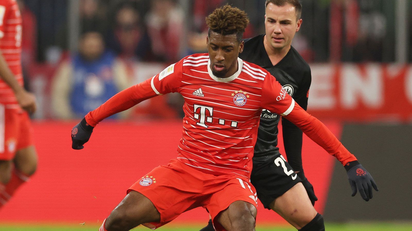 
                <strong>Kingsley Coman (FC Bayern München)</strong><br>
                Ersetzt wie erwartet den gegen Köln schwachen Serge Gnabry. Gewohnt großer Aktionsradius, läuft sich aber gegen die aufmerksame Frankfurter Hintermannschaft immer wieder fest und hat kaum gefährliche Aktionen. Daher nach 71 Minuten gegen Gnabry ausgewechselt. ran-Note: 4
              