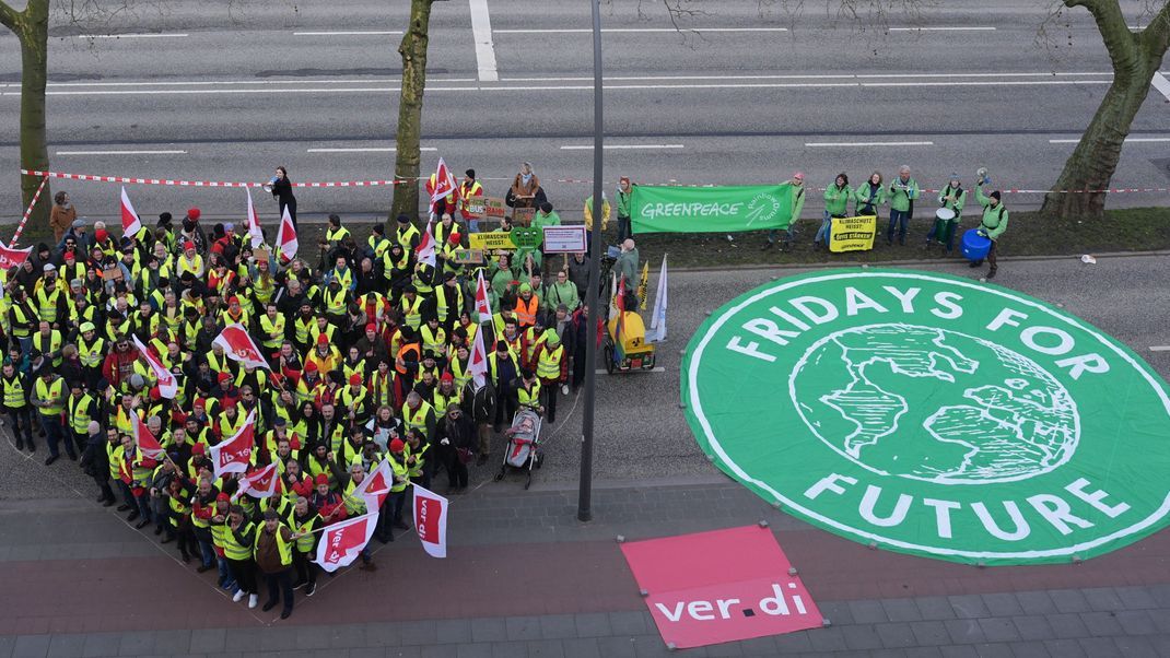 Am Hauptstreiktag am Freitag (1. März) im Tarifkonflikt des ÖPNV steht die Klimaschutzbewegung Fridays for Future - wie hier in Hamburg - an der Seite der Gewerkschaft Verdi.&nbsp;