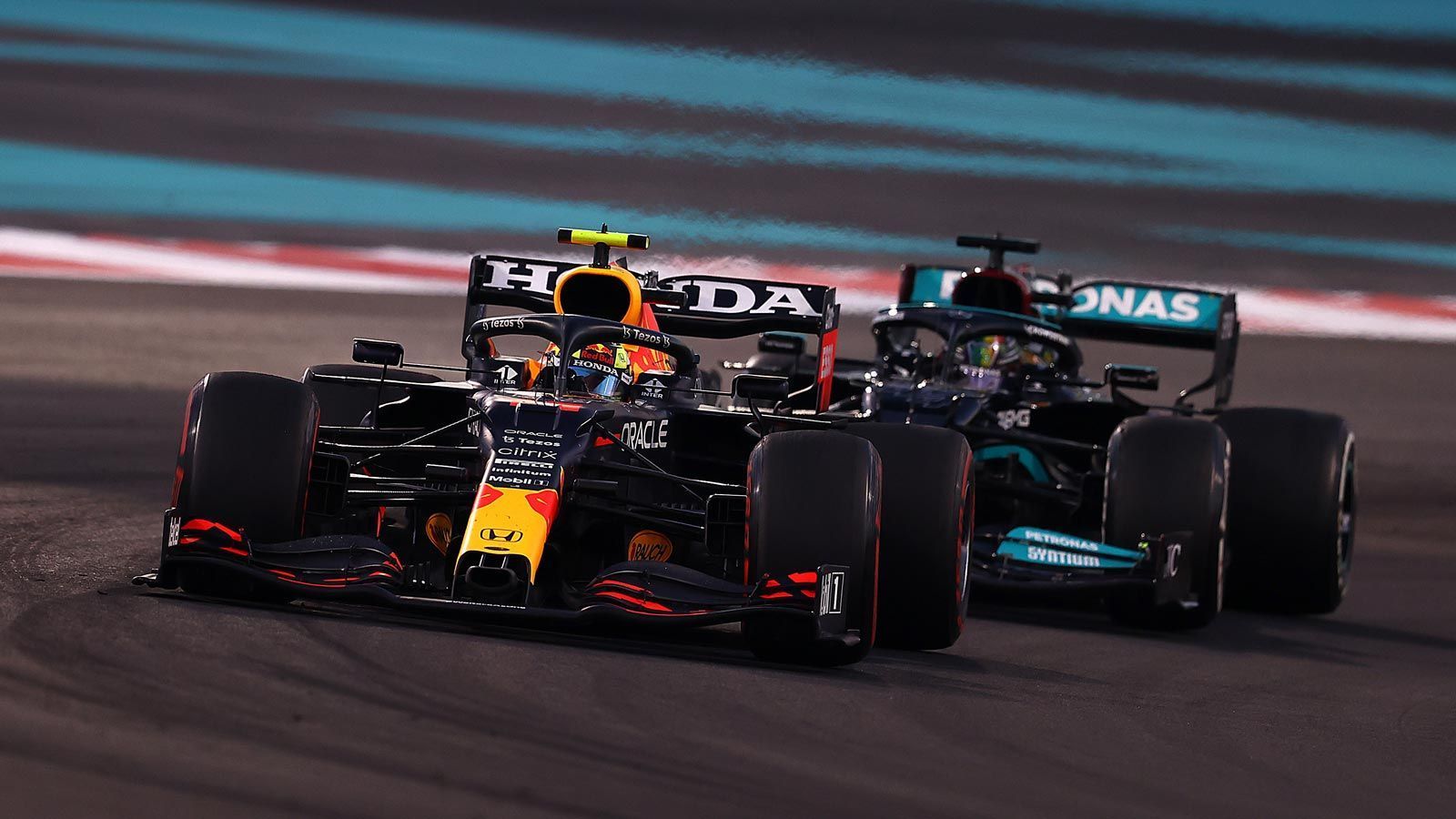 
                <strong>Sergio Perez (Red Bull)</strong><br>
                Beim Saisonfinale in Abu Dhabi sorgte er für Ärger bei Hamilton, weil er ihn fast zwei Runden hinter sich halten konnte und es so Max Verstappen ermöglichte, einen Rückstand von acht Sekunden wettzumachen. Da Perez vor allem in der Mitte der Saison eine längere Schwächephase erlebte, konnte er zusammen mit Red Bull die achte Konstrukteurs-Weltmeisterschaft von Mercedes nicht verhindern. Zum wichtigsten Zeitpunkt der Saison war der 31-Jährige allerdings zur Stelle und verhalf seinem Teamkollegen zum WM-Titel. Im nächsten Jahr werden Christian Horner und Co. allerdings mehr Konstanz von Perez erwarten.
              