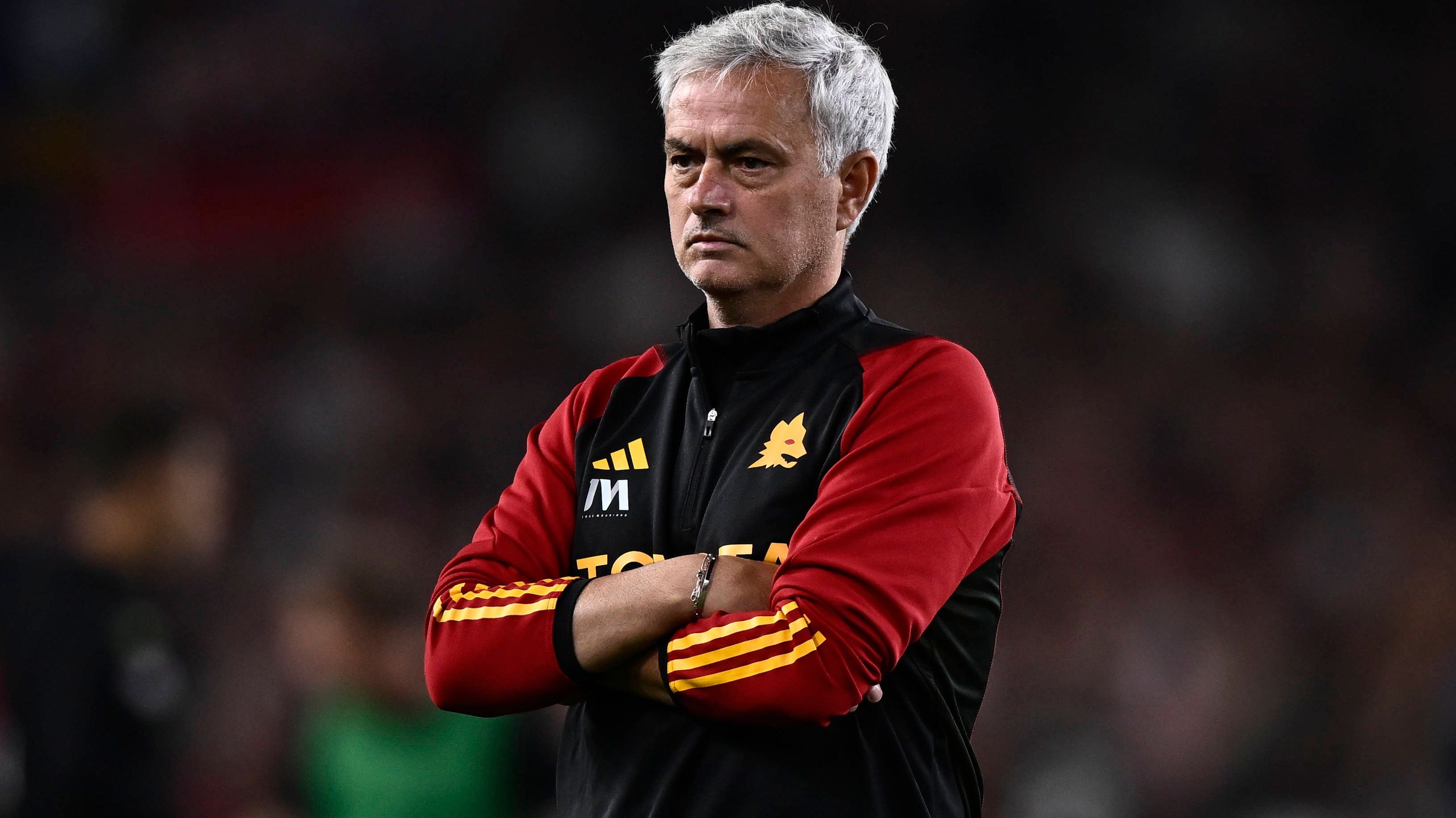 <strong>Jose Mourinho (AS Rom)</strong><br>Gibt es vielleicht ein Sensations-Comeback von Jose Mourinho? Der Portugiese führte die AS Rom 2022 zum Sieg in der Europa Conference League, 2023 schlug er auf dem Weg ins Europa-League-Finale unter anderem Xabi Alonsos Bayer Leverkusen. Nach einem Stotter-Start in die neue Saison wackelt Mourinho in Rom ein wenig - allerdings scheint eine Rückkehr zu Real im Moment sehr unwahrscheinlich.