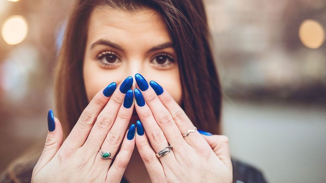 Schön lackierte Nägel in allen Farben und Variationen - doch wie verkürzt du die Trockenzeit des Nagellacks? Wir haben die besten Tipps für euch!