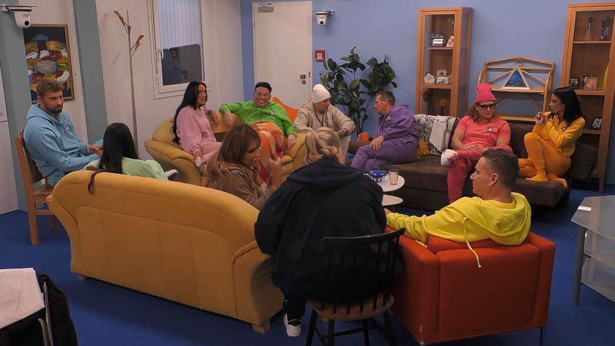 Die Bewohner:innen von "Promi Big Brother" 2023 versammeln sich im Wohnzimmer.