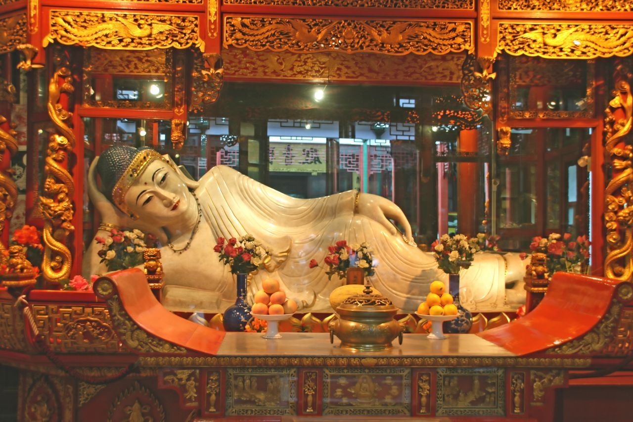 Manche sagen, der Jadebuddha-Tempel im Bezirk Jing’an sei der schönste Tempel der Stadt. Er wurde 1882 mit zwei Statuen gegründet, die aus Myanmar auf dem Seeweg nach Shanghai gebracht wurden - und dem Tempel seinen Namen gaben. Die sitzende Buddha-Statue ist 1,95 Meter hoch und 3 Tonnen schwer, die kleinere, liegende stellt Buddhas Tod dar. Später gesellte sich noch eine weitere Buddha-Skulptur aus Singapur dazu. Die Wände d