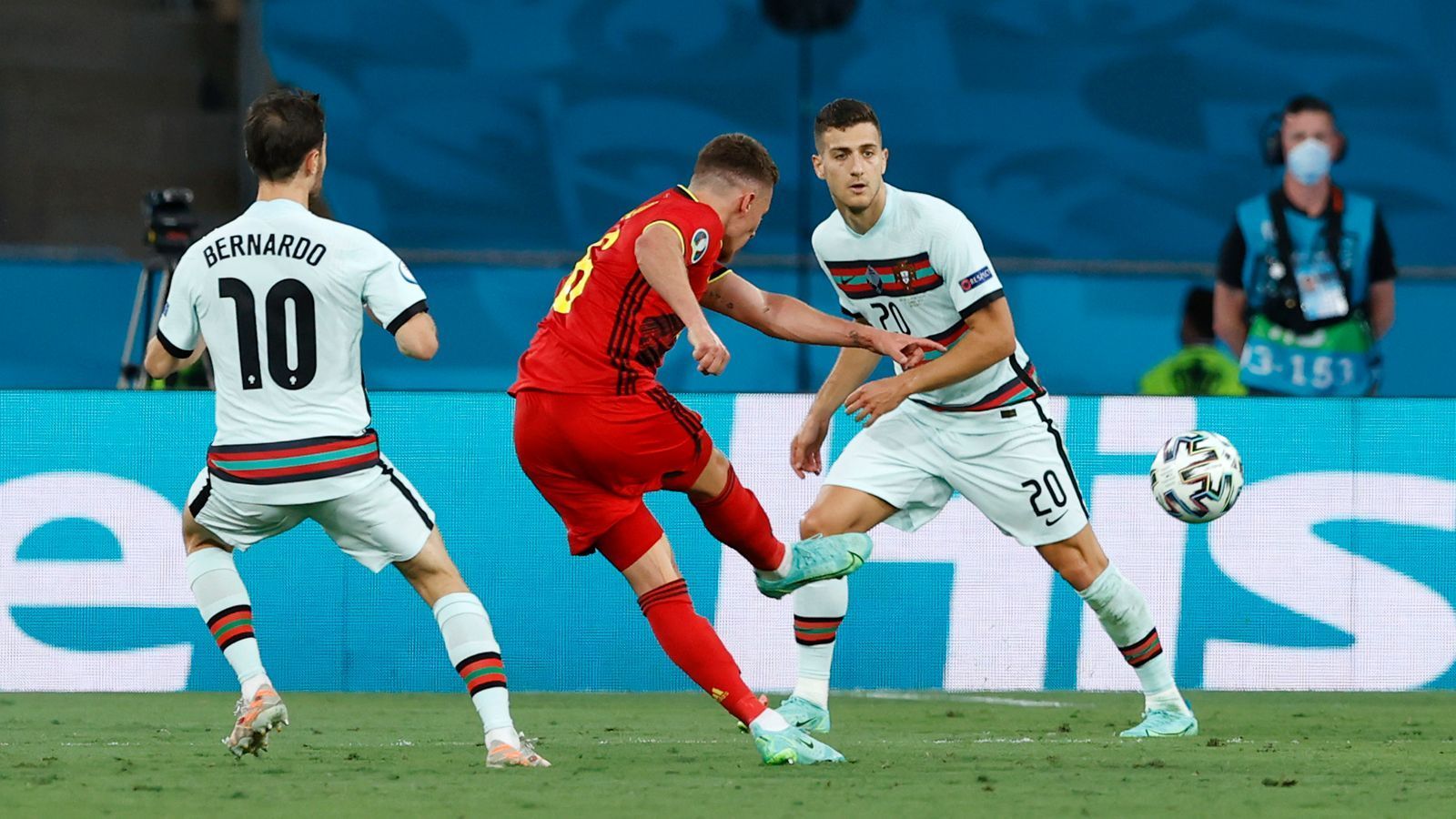 
                <strong>Hazard bricht den Ball</strong><br>
                Bis zur 42. Minute dominieren die Abwehrreihen, dann lässt Portugals Offensive dem von Thomas Meunier freigespielten Thorgan Hazard zu viel Platz. Hazard zieht aus 20 Metern ab, die Dortmunder Co-Produktion bringt das 1:0.
              