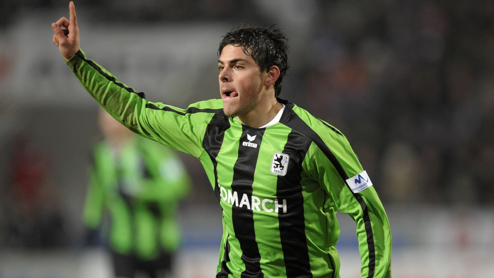 
                <strong>Sturm: Kevin Volland</strong><br>
                Ein weiterer Akteur, der aus dem Nachwuchs von 1860 stammt und später deutscher Nationalspieler wurde. Kevin Volland absolvierte 57 Zweitliga-Spiele für München, wechselte dann im Januar 2011 für eine spöttische Ablöse von 700.000 Euro zur TSG Hoffenheim. Fünfeinhalb Jahre später zahlte sein aktueller Verein Bayer 04 Leverkusen 20 Millionen Euro für ihn.
              