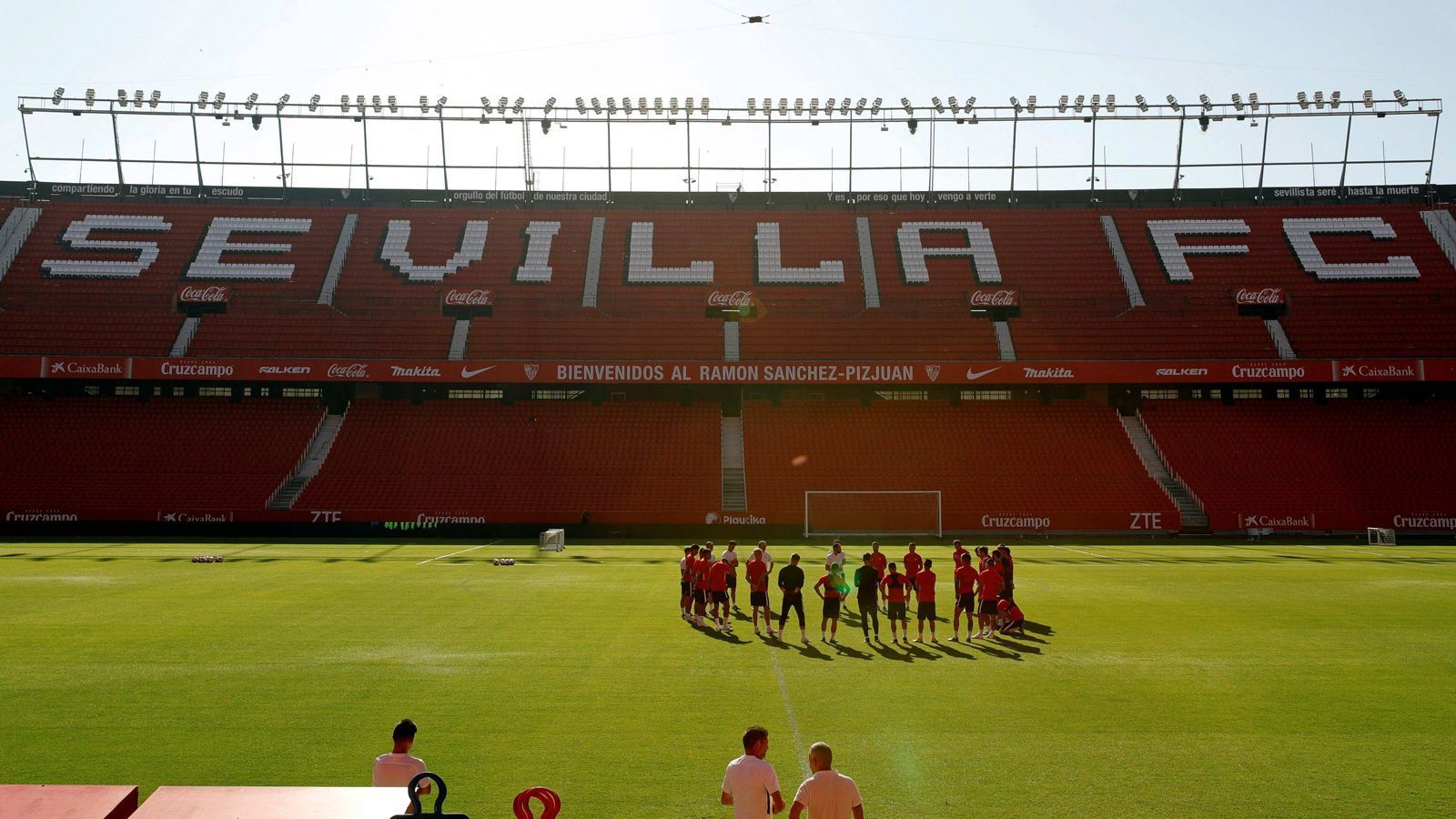 
                <strong>FC Sevilla</strong><br>
                Der spanische Topklub FC Sevilla plant eher kleinere Umbaumaßnahmen am Ramon Sanchez Pizjuan. So soll die Kapazität der Arena auf 47.074 Plätze erhöht werden, zudem sind deutlich mehr Eingänge geplant (48 statt 37), die in sieben Bauphasen impliziert werden sollen. Die Baumaßnahmen sollen vor allem während der spielfreien Sommermonate umgesetzt werden und etwa 1,3 Millionen Euro kosten.
              