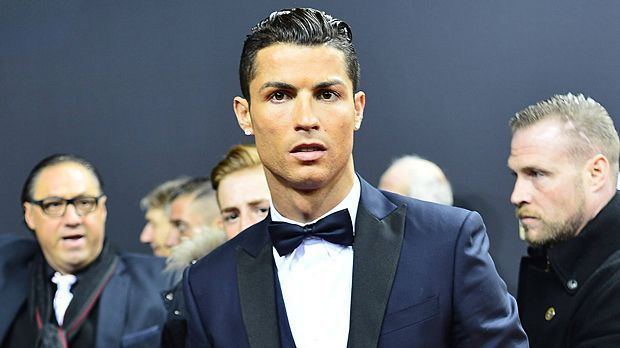
                <strong>Cristiano Ronaldo</strong><br>
                Irgendwie hätte man es fast ahnen können, dass es Cristiano Ronaldo eines Tages nach Hollywood ziehen würde. Nun ist es tatsächlich so weit, der glamouröse Superstar von Real Madrid wird eine Rolle in Martin Scorseses künftigem Filmprojekt "The Manipulator" bekommen.
              