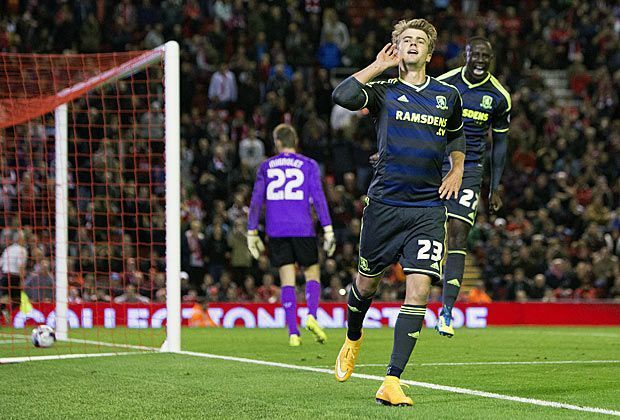 
                <strong>30 Elfmeter in Liverpool</strong><br>
                In allerletzter Sekunde rettet sich der FC Middlesbrough in das Elfmeterschießen. Patrick Bamford erzielt in der 122. Minute per Strafstoß den Ausgleich zur Freude der Gäste. Das ist allerdings erst der Anfang einer großen Elfmeter-Party. 
              