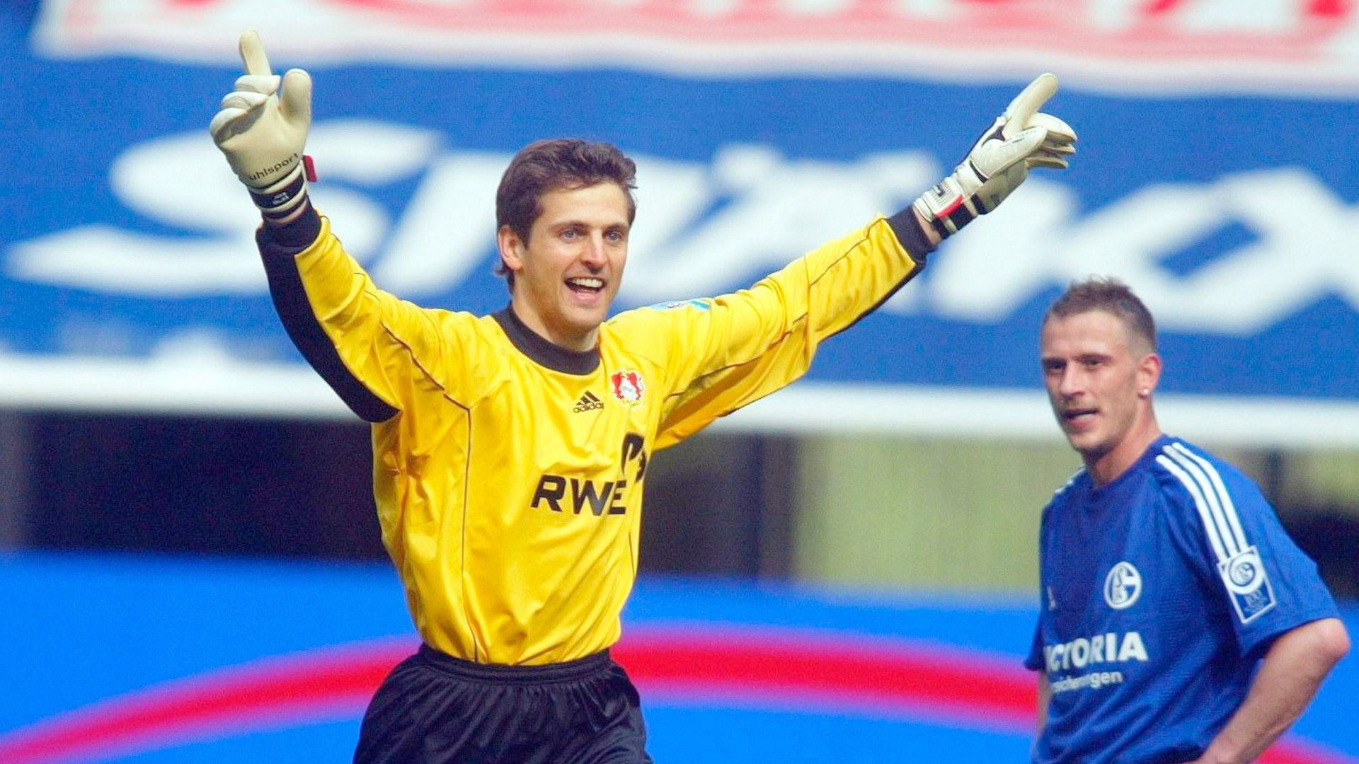 
                <strong>Torwart: Hans-Jörg Butt</strong><br>
                Der Keeper wechselte im Sommer 2001 vom HSV zu Bayer Leverkusen und entwickelte sich beim Werksteam zum Dauerbrenner. Vom 3. August 1997 bis 10. Februar 2007 verpasste Butt nur vier Ligaspiele. Nach einer Roten Karte gegen Eintracht Frankfurt, wurde Butt für zwei Spiele gesperrt und wurde danach durch René Adler im Tor verdrängt. In die Herzen der Fans spielte sich Butt nicht nur durch seine Paraden, sondern auch durch seine "Torgefährlichkeit". In seiner Zeit bei Leverkusen erzielte Butt insgesamt acht Treffer, alle vom Elfmeterpunkt. Pfiff der Schiri auf Strafstoß für Bayer, hallte es "Butt, Butt, Butt"-Rufe von den Rängen. Unvergessen das Spiel gegen Schalke 04 am 17. April 2004. In der 75. Spielminute tritt der Keeper erneut zum Elfer an, verwandelt diesen sicher und lässt sich danach von seinen Mitspielern feiern. Allerdings zu lang, denn MIke Hanke reagiert blitzschnell, führt mit Ebbe Sand den Anstoss aus und trifft direkt aus dem Mittelkreis über Butt hinweg zum Anschlusstreffer.
              