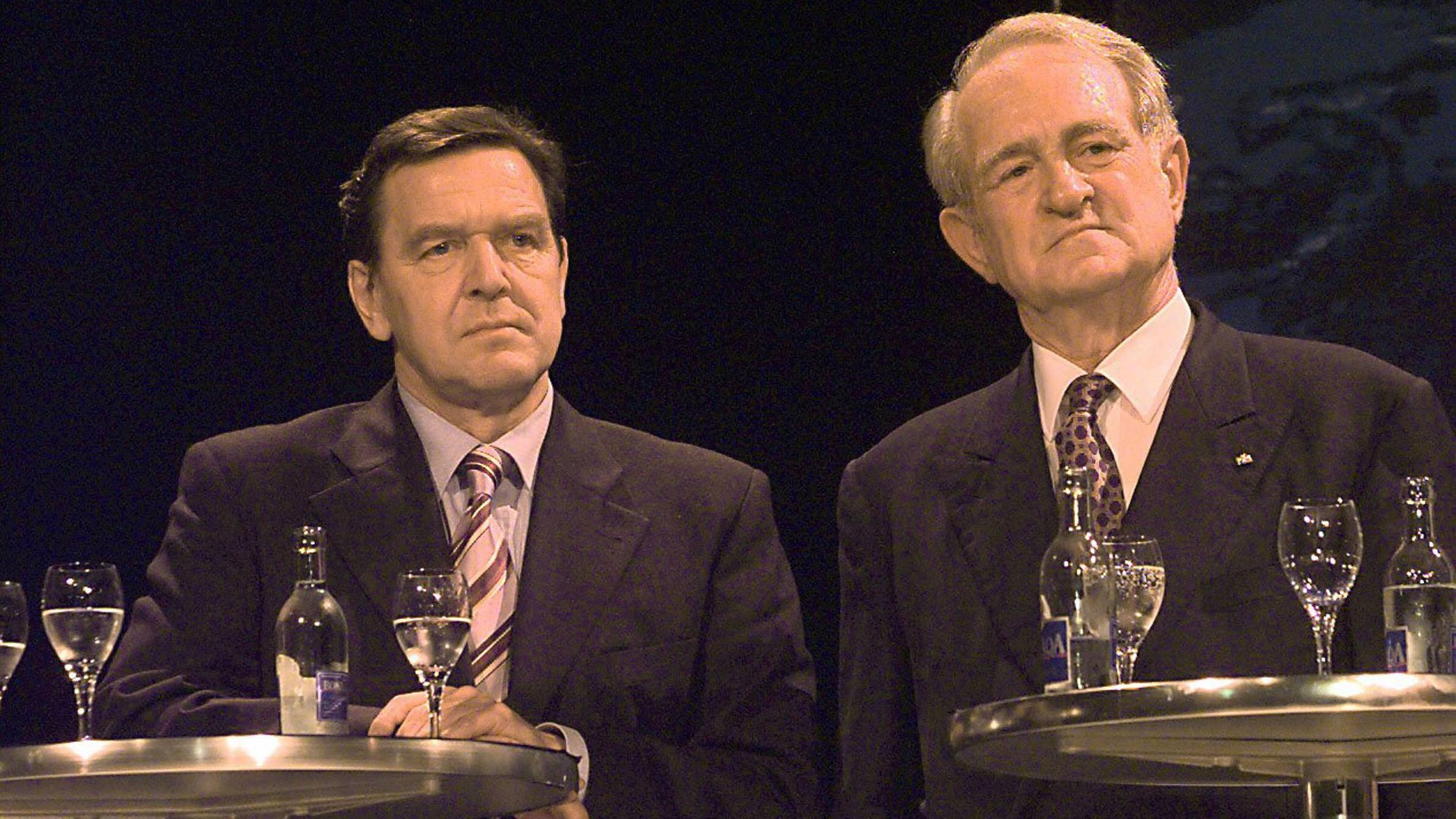 
                <strong>Gerhard Schröder und Johannes Rau sind an der Macht </strong><br>
                Ja, es gab mal eine Zeit ohne Angela Merkel. 2002 wurde Deutschland von Bundeskanzler Gerhard Schröder und Bundespräsident Johannes Rau regiert. Woran man merkt, dass das schon 18 Jahre her sein muss: Die Leute haben noch die SPD gewählt. 
              