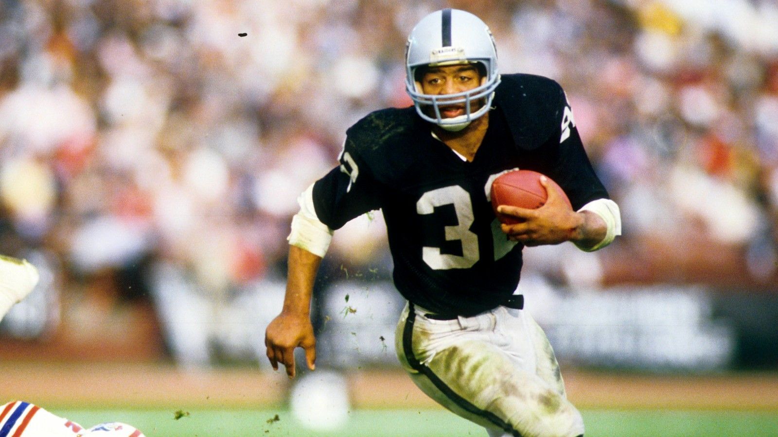 
                <strong>Las Vegas Raiders: Marcus Allen</strong><br>
                &#x2022; Rushing Yards: 1.759<br>&#x2022; Saison: 1985<br>Was für ein Werdegang! 1982 wurde Allen - damals waren die Raiders noch in L.A. - Rookie of the Year, ein Jahr später gewann er den Super Bowl und noch einmal zwei Jahre später lieferte er seine Rekordsaison, in der er außerdem zum MVP gewählt wurde.
              