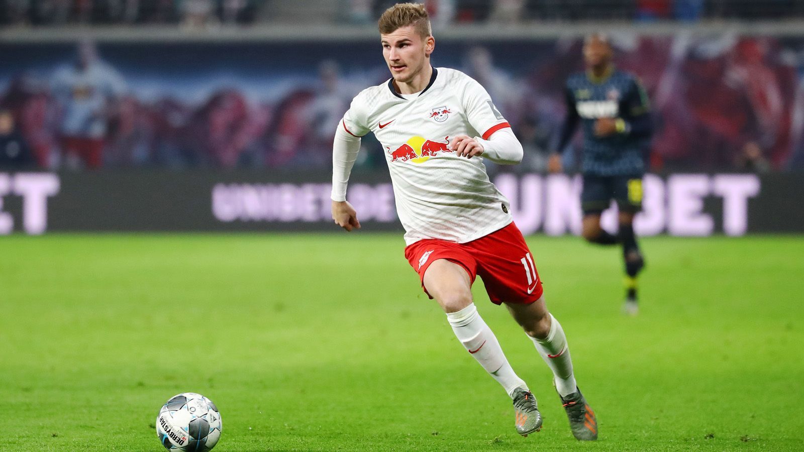 
                <strong>Timo Werner jüngster Spieler mit 200 Bundesliga-Partien</strong><br>
                Am Wochenende hatte Timo Werner doppelt Grund zur Freude: Neben dem 4:1-Erfolg über Aufsteiger 1. FC Köln konnte der Nationalspieler einen neuen Rekord verbuchen. Er ist der jüngste Profi der Bundesliga-Geschichte, der 200 Bundesliga-Spiele absolviert hat. Mit 23 Jahren und 262 Tagen hat Werner Frankfurt-Legende Charly Körbel, der bisher diese Bestmarke hielt, abgelöst. Körbel war zum Zeitpunkt seines 200. Bundesliga-Spiels 24 Jahre und 99 Tage. Zudem ist der 23-Jährige der drittjüngste Spieler mit 75 Bundesliga-Treffern - nur Gerd und Hansi Müller waren jünger. 
              