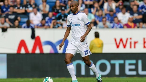 
                <strong>Naldo (FC Schalke 04 -  Alter beim letzten Liga-Einsatz: 35 Jahre 19 Tage)</strong><br>
                Der 35-jährige Brasilianer Naldo ist bei Schalke unter Neu-Coach Domenico Tedesco gesetzt. Der Abwehr-Routinier kam bislang in allen Bundesliga-Spielen der Saison 2017/18 über die volle Distanz zum Einsatz. Beim 3:1-Heimsieg gegen den VfB Stuttgart erzielte der 1,98 Meter große Südamerikaner per Kopf schon sein erstes Saisontor für die "Knappen".
              