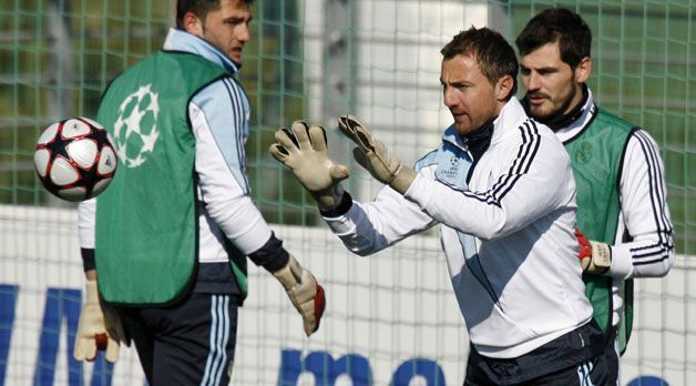 
                <strong>Iker Casillas und Jerzy Dudek (Real Madrid)</strong><br>
                Iker Casillas und Jerzy Dudek: In Spanien ereilt Dudek dasselbe Schicksal wie zuvor in Liverpool. Wieder zieht er im Torwartduell den Kürzeren. Dieses Mal muss der Pole sich mit der Backup-Rolle hinter Iker Casillas begnügen. Zumindest in einigen Pokalspielen darf die Nummer 2 trotzdem ran, mehr aber nicht.
              