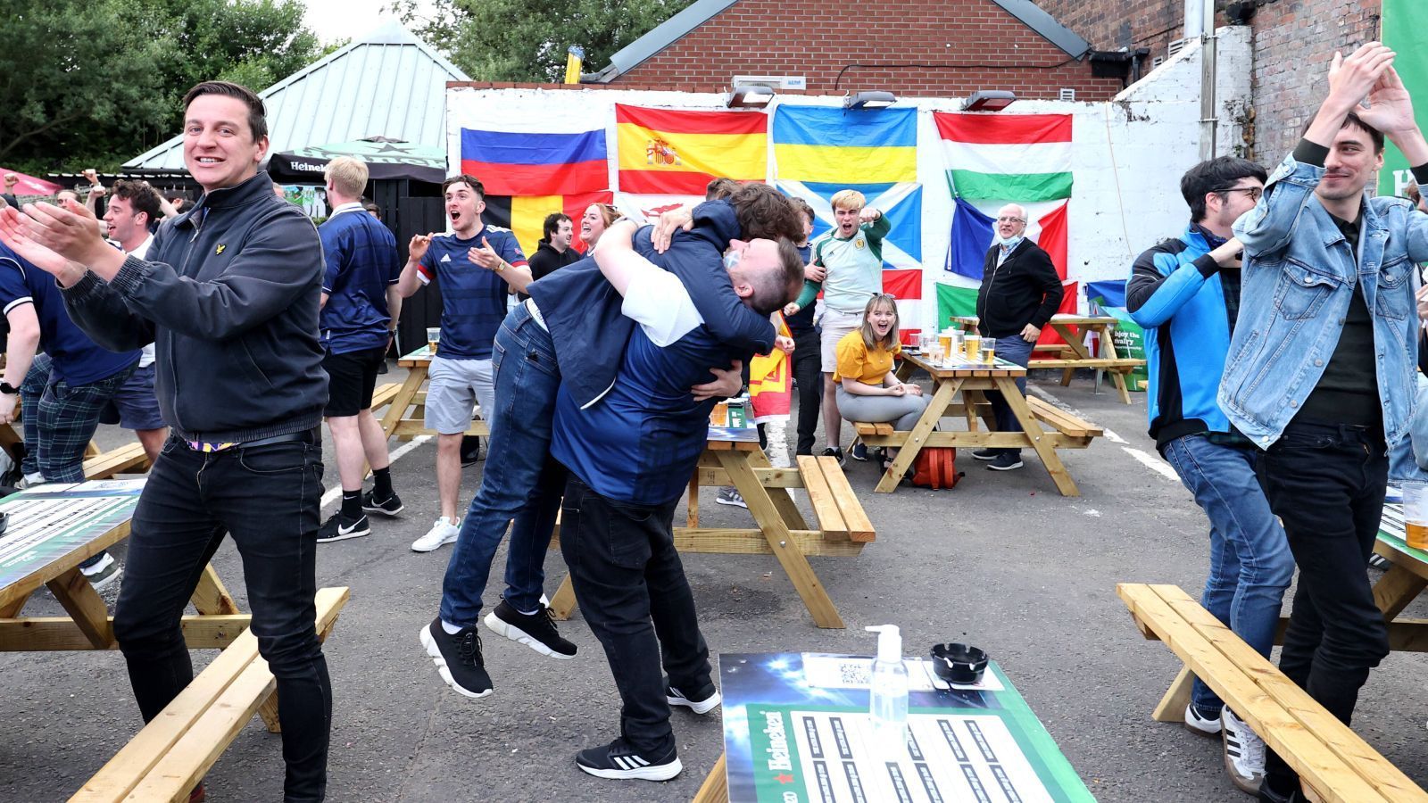 
                <strong>Schottischer Fanjubel nach 1:1</strong><br>
                Nicht weniger ekstatisch ging es bei den Watchpartys der schottischen Bevölkerung zu. 
              