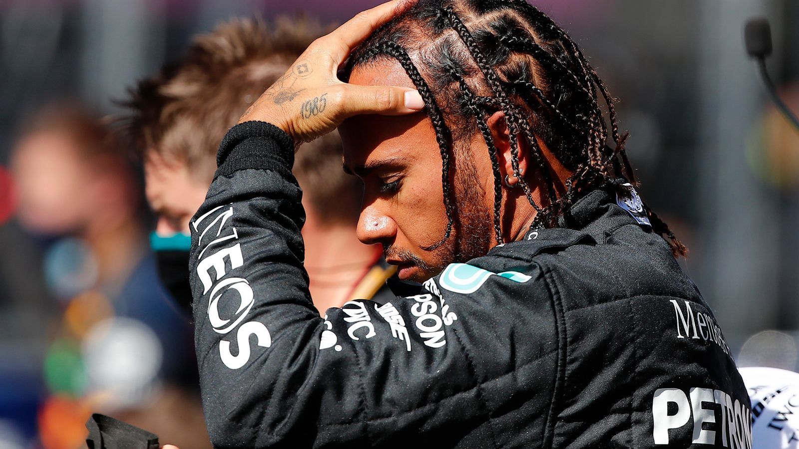 
                <strong>Hamilton droht Sperre - die Strafpunkte der Fahrer 2020</strong><br>
                Glück im Unglück für Lewis Hamilton: Nach illegalen Probestarts in Sotschi brummte ihm die FIA zwei Strafpunkte auf. Damit war der sechsmalige Weltmeister nur noch ein Vergehen von einer Sperre für ein Rennen entfernt. Weil Hamilton für die Aktion aber das Go von seinem Team bekommen hatte, zieht die FIA die Strafpunkte zurück. Dennoch führt der Brite das Ranking der Sünder der Formel 1 an. Für jedes Vergehen gibt es einen oder mehrere Strafpunkte. Ab zwölf Punkten gilt eine Sperre für ein Rennen. ran.de zeigt das aktuelle Strafen-Ranking, in der kurioserweise auch ein DTM-Fahrer auftaucht.
              