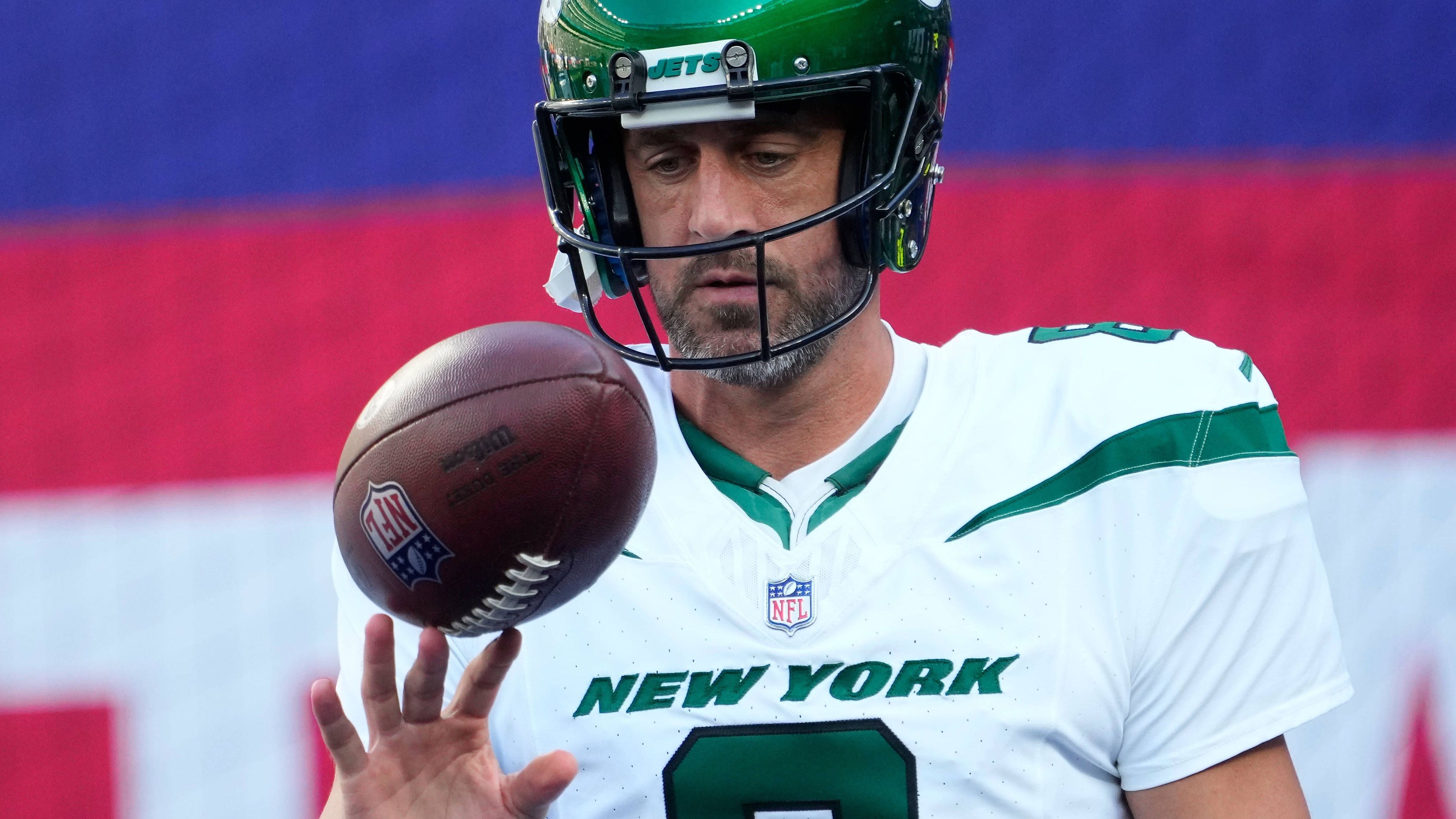 <strong>Gewinner: New York Jets</strong> <br>Die Franchise ist mit dem Trade von Aaron Rodgers schon vor Monaten All-in gegangen. Mit dem Deal sind die Jets so etwas wie die Sensation der Offseason geworden, denn den Hard-Knocks-Platz hätten sie ohne den Quarterback wohl kaum bekommen. Die Bühne ist da (Rodgers), sie ist bereitet (Offseason), jetzt müssen die Jets nur noch gut aussehen, wenn es denn auch zählt (Regular Season).