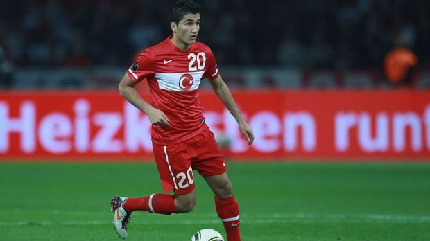 
                <strong>Nuri Sahin</strong><br>
                Nuri Sahin: Der Deutsch-Türke wurde ab 2001 in der Jugend von Borussia Dortmund ausgebildet. Im Gegensatz zu den bisher vorgestellten Spielern machte Sahin frühzeitig klar, dass er für die türkische Nationalmannschaft spielen wird. Schon in der U16 hatte er Einsätze für die Türkei.
              