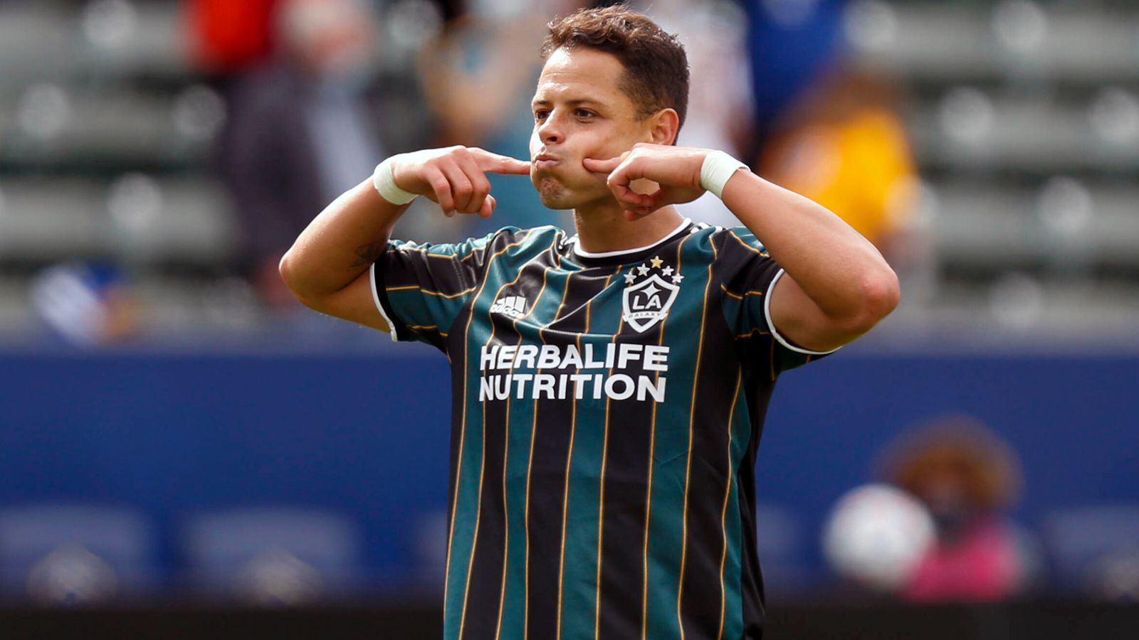 
                <strong>Platz 2: Javier "Chicharito" Hernandez (LA Galaxy)</strong><br>
                Jahresgehalt: 6 Millionen US-Dollar (5,06 Millionen Euro) - Position: Mittelstürmer - Alter: 33 Jahre
              