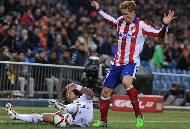 
                <strong>Torres mit vollem Körpereinsatz</strong><br>
                Für Rückkehrer Fernando Torres war es das erste Spiel für seinen Heimatverein Atletico nach mehr als sieben Jahren. Und er ist gleich voll dabei - hier sucht er den Ball gegen Marcelo. 
              