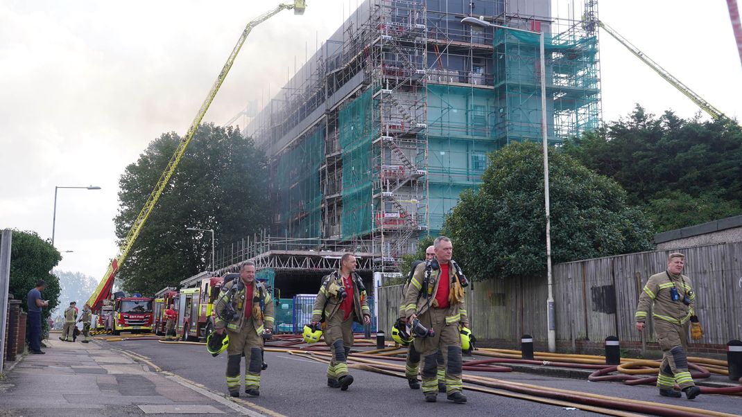 Feuerwehrleute am Einsatzort nach einem Brand in einem Wohnblock in der Freshwater Road in Dagenham.