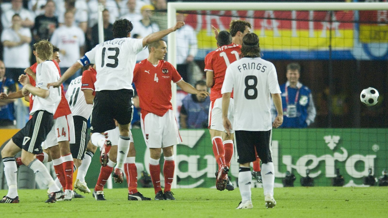 <strong>Österreich scheidet bei der Heim-EM 2008 aus</strong>&nbsp;<br>Deutschland und Österreich brauchten einen Sieg, die umkämpfte Partie wurde durch eine Freistoß-Rakete von Michael Ballack kurz nach der Halbzeit entschieden. Österreich schied bei der Heim-EM aus, es war eine der bittersten Niederlagen für das ÖFB-Team.