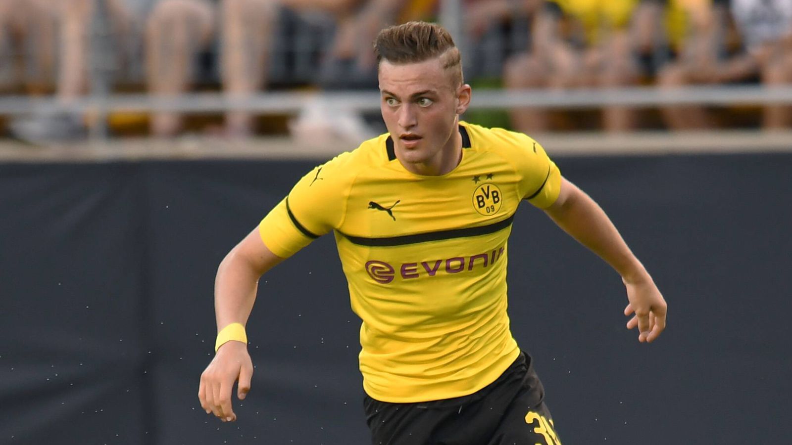 
                <strong>Jacob Brunn Larsen (Borussia Dortmund)</strong><br>
                Eigentlich wollte Jacob Bruun Larsen Borussia Dortmund verlassen, weil er keine Chance auf Spielpraxis sah. Das hat sich nun geändert. Das 19-jährige Eigengewächs ist der große Gewinner der Saisonvorbereitung, blüht unter dem neuen Trainer Lucien Favre regelrecht auf. Der Rechtsaußen hat in den Testspielen vier Tore erzielt. Larsen erklärte in der "Bild": "Herr Favre hat mir ein paar Details und Infos über die Möglichkeiten gegeben, die ich auf dem Platz habe. Das finde ich gut, weil man viel davon lernt." Aber: Gerade vor dem Auftakt im DFB-Pokal verletzte sich Bruun Larsen am rechten Bein und wird somit definitiv das Pokalspiel in Fürth als auch den Bundesliga-Start gegen RB Leipzig verpassen.
              