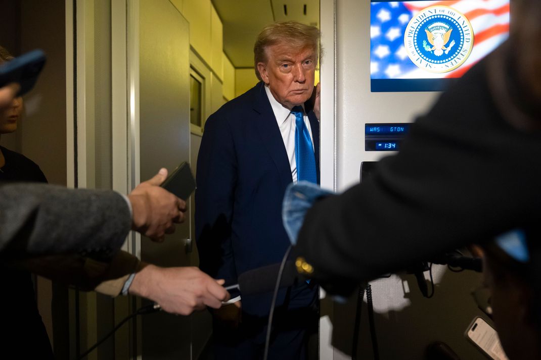 Donald Trump distanziert sich von einer Aussage seiner Geheimdienstkoordinatorin.