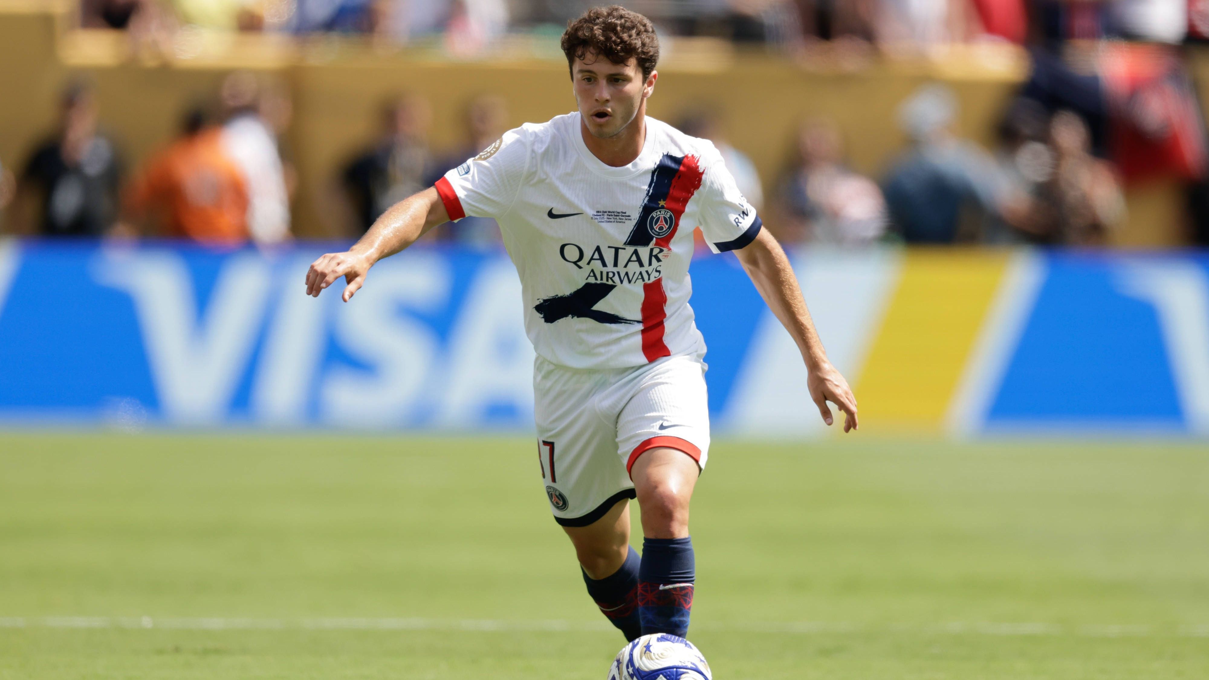 <strong>Name:</strong> João Neves<br><strong>Alter</strong>: 20<br><strong>Verein</strong>: Paris Saint-Germain<br><strong>Einsätze/Tore in der Saison 2024/25:</strong>&nbsp;59/7<br><strong></strong><strong>Marktwert laut transfermarkt.de:</strong>&nbsp;80 Millionen Euro