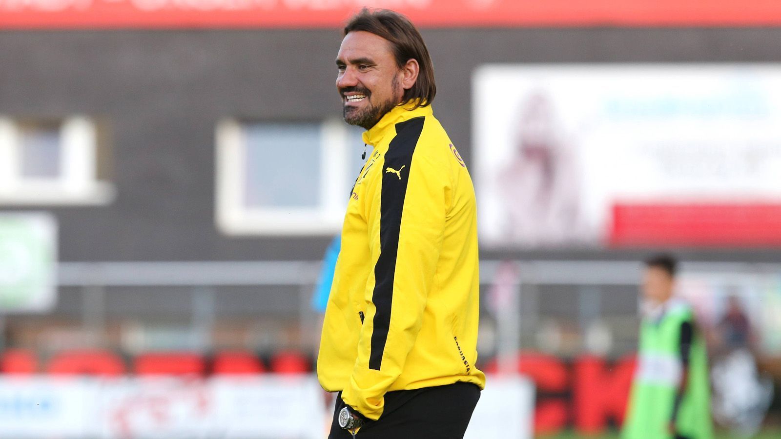 
                <strong>Daniel Farke (Norwich City)</strong><br>
                Von November 2015 bis Ende Juli 2017 stand Daniel Farke am Spielfeldrand für die Borussen. Nach 85 Spielen mit Dortmund wechselt auch er nach England zu Norwich City. Mit Norwich beendet er seine erste Saison auf dem 16. Platz der zweiten Liga. In der laufenden Spielzeit läuft es überragend für Farke und sein Team. Norwich City hängt mit nur einem Punkt hinter Tabellenführer Leed United und schnauft den Nordengländern gewaltig in den Nacken. Sollte Farke den Aufstieg mit seinem Team schaffen, könnte es in der nächsten Saison zum Duell mit Jan Siewert kommen.
              