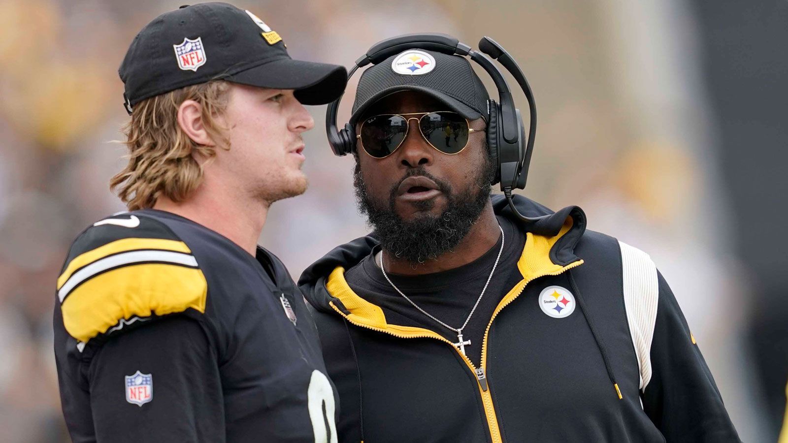 
                <strong>Pittsburgh Steelers</strong><br>
                Mit den Steelers ist eigentlich jedes Jahr zu rechnen, zumindest solange der Head Coach Mike Tomlin heißt. Seit 2007 ist er im Amt, keine seiner Spielzeiten beendete er mit einer negativen Bilanz. Quarterback Kenny Pickett zeigte 2022 vor allem in der zweiten Saisonhälfte, was in ihm steckt und hat mit Wide Receiver George Pickens eine gefährliche Waffe. Damit Pickett sein Potenzial ausschöpfen kann, muss allerdings die Offensive Line halten - Erstrundenpick Broderick Jones und Neuverpflichtung Isaac Seumalo (startete 2022 alle 20 Spiele auf Guard für die Eagles) gelten als Hoffnungsträger. Die sowieso schon solide Defense um Superstar T. J. Watt wurde im Draft noch mit Cornerback Joey Porter Jr. verstärkt, der auch direkt starten dürfte. Einziger Haken: Die AFC North mit den Ravens, Bengals und Browns ist eine der stärksten Divisions der Liga.
              