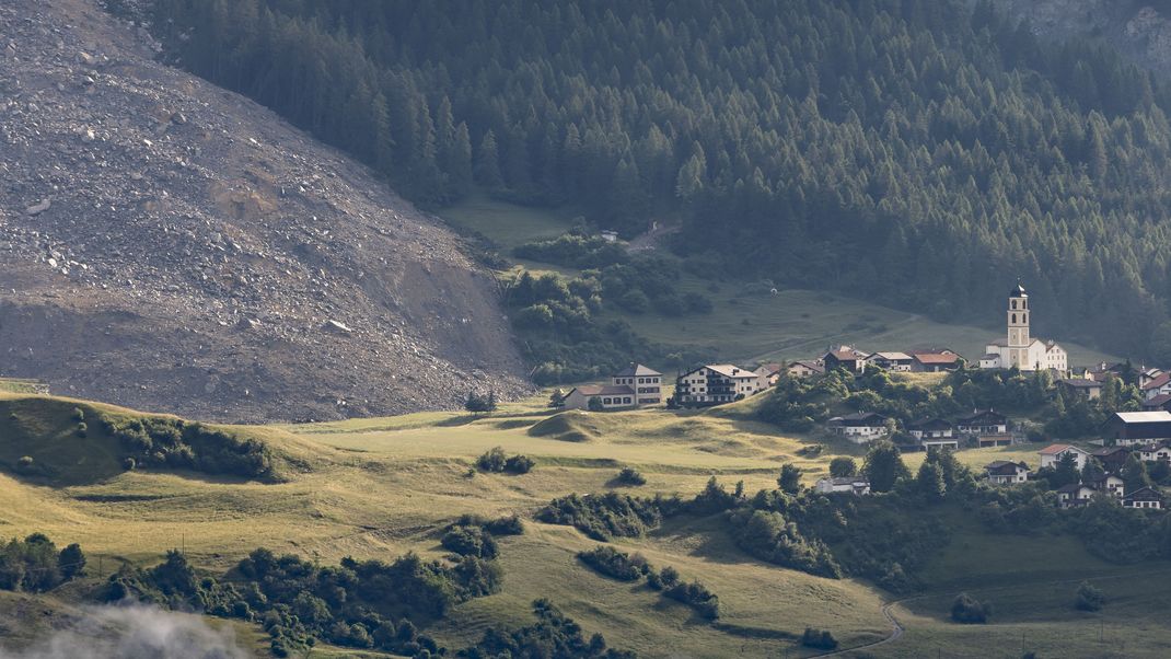 Blick auf das Dorf Brienz-Brinzauls nach einem Felsrutsch (l). 