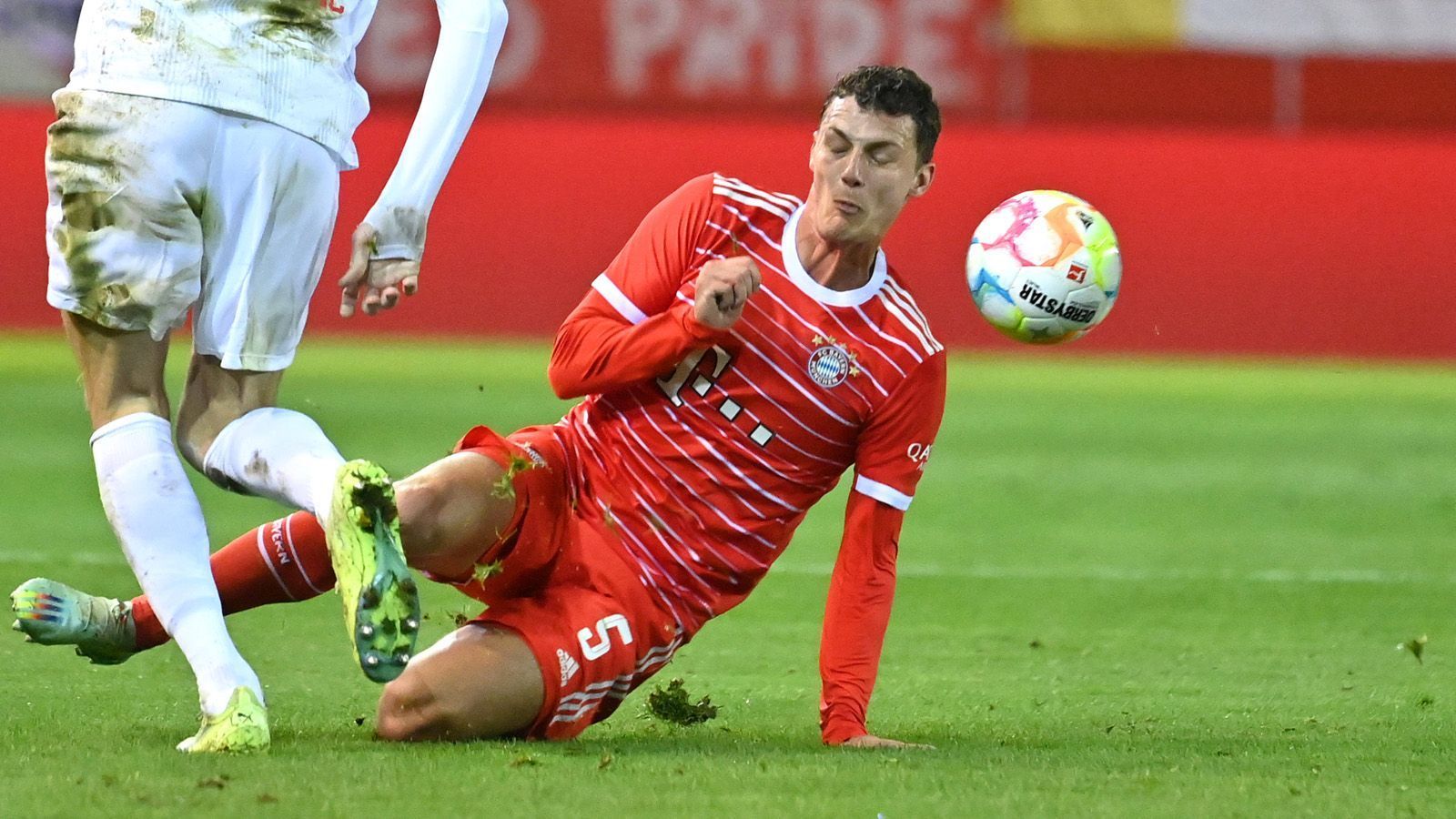 
                <strong>Benjamin Pavard</strong><br>
                Sein Versuch, in der 17. Minute die Abseitsfalle zuschnappen zu lassen, scheitert. Folge: Die Salzburger gleichen zum 1:1 aus. Ist trotzdem der sicherere Part des Innenverteidiger-Duos. Muss in Halbzeit zwei auf die ungeliebte rechte Außenverteidigerposition wechseln. Absolviert seine Aufgaben dort seriös. ran-Note: 3
              