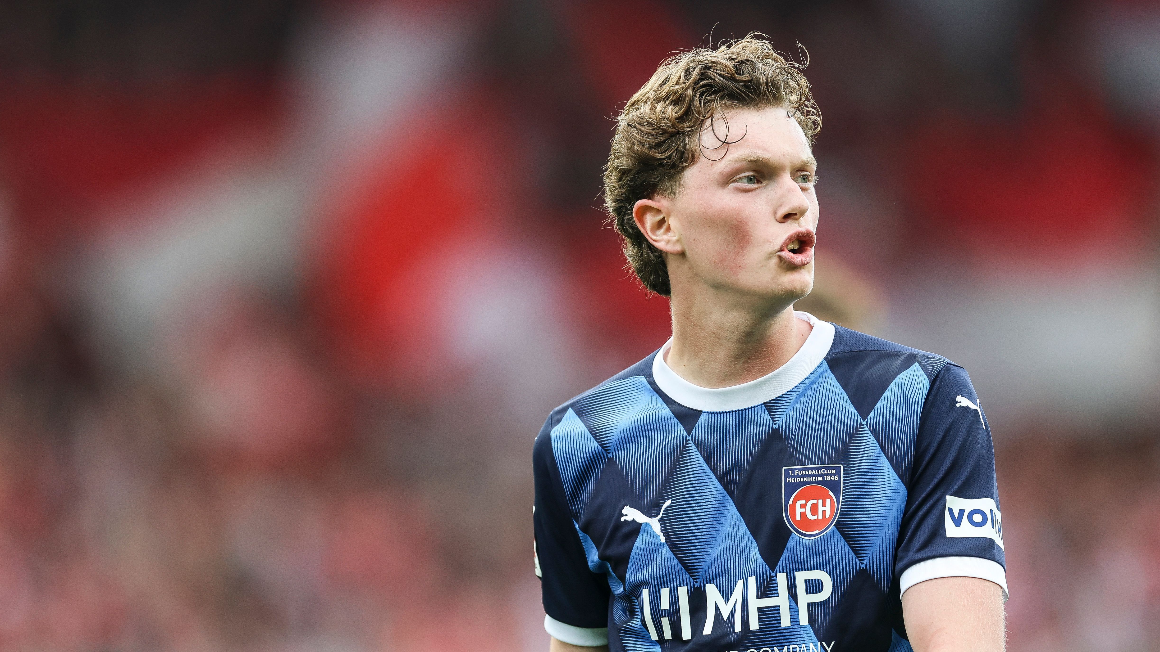 <strong>Paul Wanner (1. FC Heidenheim)</strong><br>Rein von der Spielzeit war die Leihe nach Heidenheim ein Erfolg. Der 19-Jährige kam in 41 Spielen zum Einsatz, allerdings nicht immer über 90 Minuten. Dabei sammelte er zehn Scorer-Punkte und internationale Erfahrung in der Conference League. Dennoch hatte er starke Schwankungen in seiner Leistung. Er kehrt zunächst zum FC Bayern zurück. Ein weiteres Leihgeschäft scheint denkbar.