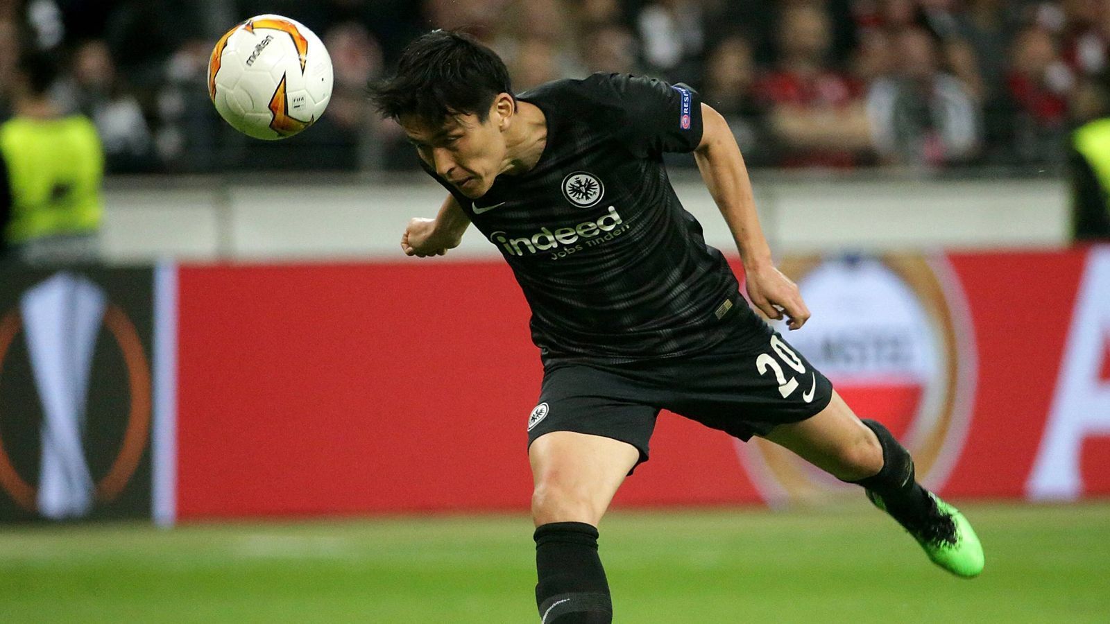 
                <strong>Abwehr: Makoto Hasebe (Eintracht Frankfurt)</strong><br>
                Mit 35 Jahren spielt Makoto Hasebe nach eigener Aussage die beste Saison seines Lebens. Im Schatten der Frankfurter Offensiv-Gewalt hat er großen Anteil daran, dass die Eintracht die drittbeste Abwehr der Liga stellt. 
              