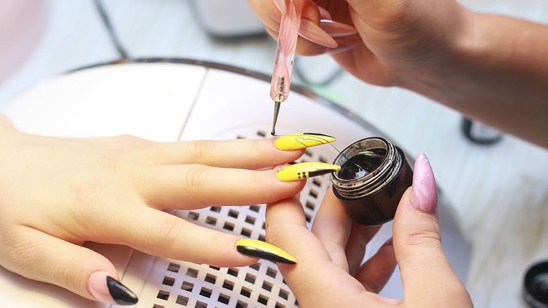 Welche Tools für das perfekte Nail Art Styling zum Einsatz kommen, lest ihr im Beauty-Artikel.