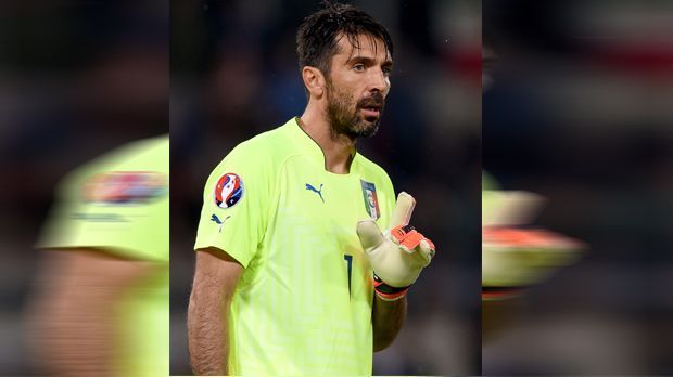 
                <strong>Gianluigi Buffon 2015</strong><br>
                Gianluigi Buffon - 2015. In Italien vergöttert: Gianluigi Buffon ist spätestens nach 2006 ein Volksheld. Der charmante Torhüter spielt schon seit 2001 für Juventus Turin. Momentan grüßt er die Frauenwelt mit prächtigem Vollbart. 
              