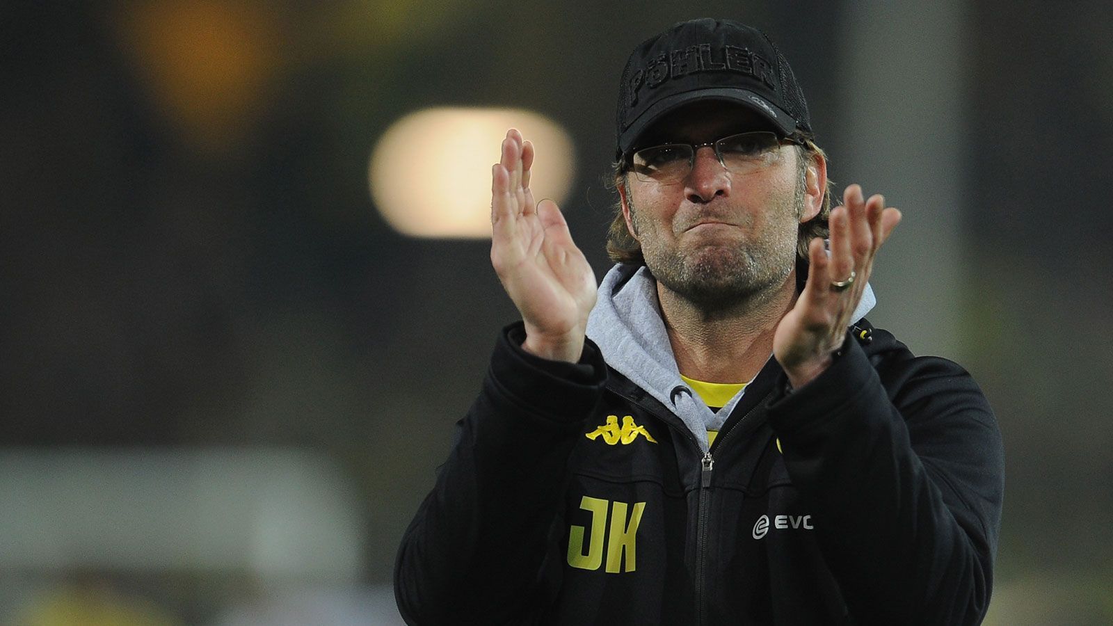 
                <strong>Jürgen Klopp</strong><br>
                Womit wir dann auch beim nächsten Trainer unserer Galerie wären: Jürgen Klopp. Der Champions-League-Sieger von 2019 ist den deutschen Fußballfans noch bestens aus seiner Zeit in Mainz und Dortmund bekannt. Mit den 05ern stieg er 2004 in die Bundesliga auf, mit Dortmund holte er 2011/12 das Double. Seit Oktober 2015 leitet er die Geschicke an der Anfield Road und gewann mit den "Reds" in der vergangenen Saison die erste Meisterschaft seit 30 Jahren.
              