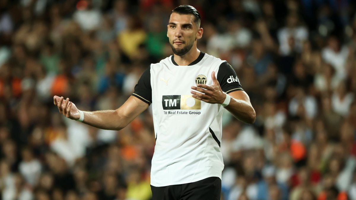 Valencia CF v Villarreal CF - La Liga EA Sports Rafa Mir of Valencia CF during the La Liga match between Valencia CF and Villarreal CF at Mestalla Stadium in Valencia, Spain, on August 31, 2024. Va...