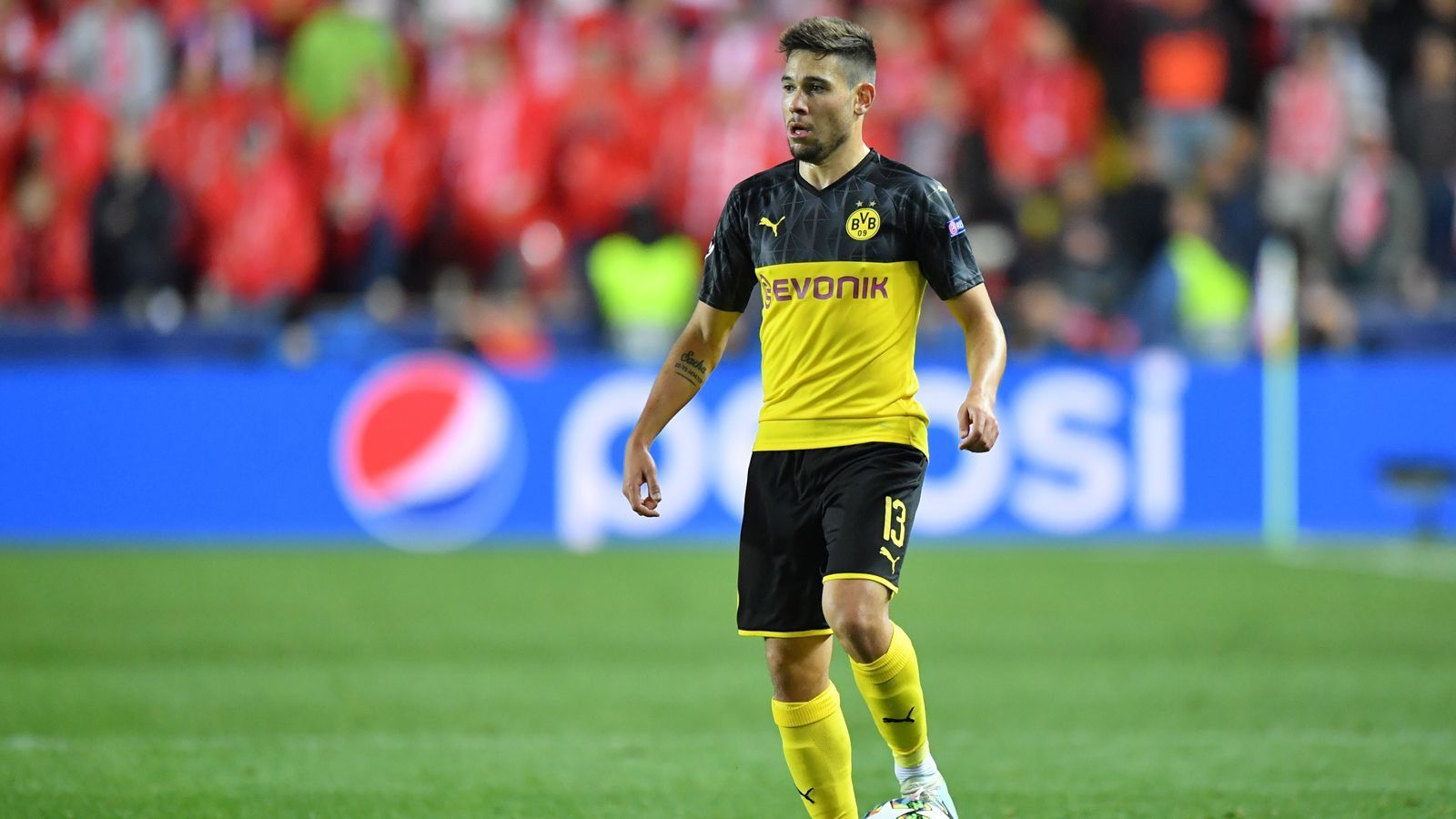 
                <strong>Raphael Guerreiro (borussia Dortmund)</strong><br>
                Der Portugiese schafft es zu selten, seine offensiven Anlagen auf dem Feld zu zeigen. Über Guerreiros linke Seite ergibt sich für den BVB wenig Torgefahr. Auch defensiv spielt Guerreiro nicht seine beste Partie. In der 72. Minute lässt er Vladimir Coufal völlig aus den Augen und hat Glück, dass Hummels in letzter Sekunde rettet. ran-Note: 4
              