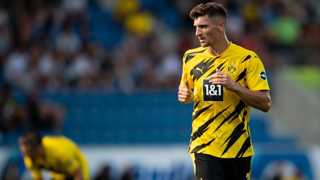 
                <strong>Flop: Thomas Meunier (Borussia Dortmund)</strong><br>
                Wie der FC Bayern und RB Leipzig hat auch Borussia Dortmund einen bis dato enttäuschenden Transfer: Thomas Meunier kam zwar ablösefrei von Paris St. Germain, jedoch können weder die Verantwortlichen noch Meunier selbst mit den bisherigen Leistungen zufrieden sein, egal ob als Rechtsverteidiger in einer Viererkette oder als Außenbahnspieler bei einer Dreierkette. Drei Vorlagen in 15 Spielen gelangen dem Belgier bisher.
              