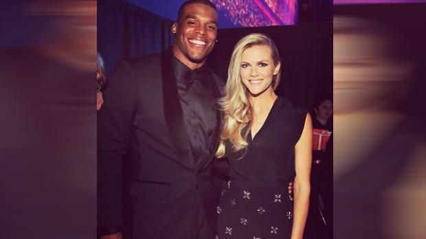 
                <strong>Brooklyn Decker (Carolina Panthers)</strong><br>
                Model und Schauspielerin Brooklyn Decker (re.) posiert hier stolz neben Footballer Cam Newton. Das Herz des 28-Jährigen schlägt offensichtlich für die Carolina Panthers.
              