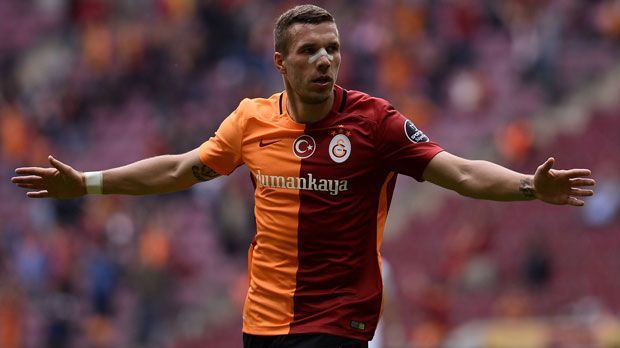 
                <strong>Lukas Podolski (Galatasaray Istanbul)</strong><br>
                Lukas Podolski (Galatasaray Istanbul): Vertrag bis 2018. In der Türkei hat der Linksfuß seiner Karriere nach verlorenen Jahren wieder Schwung verliehen. Da Gala in der kommenden Saison nicht international spielen wird, scheint ein Wechsel durchaus möglich. Zuletzt schwört Podolski dem türkischen Rekordmeister jedoch die Treue - sein Sohn soll ab Sommer in Istanbul zur Schule gehen.
              