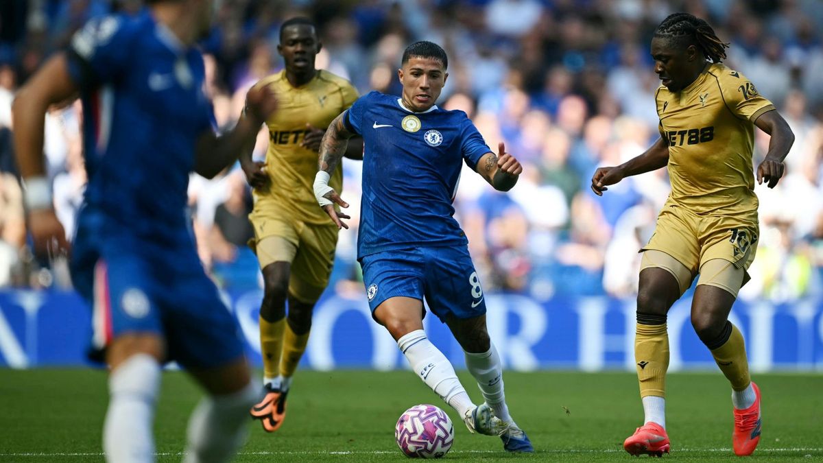 Chelsea-Profi Fernández (m.) im Duell mit Eberechi Eze