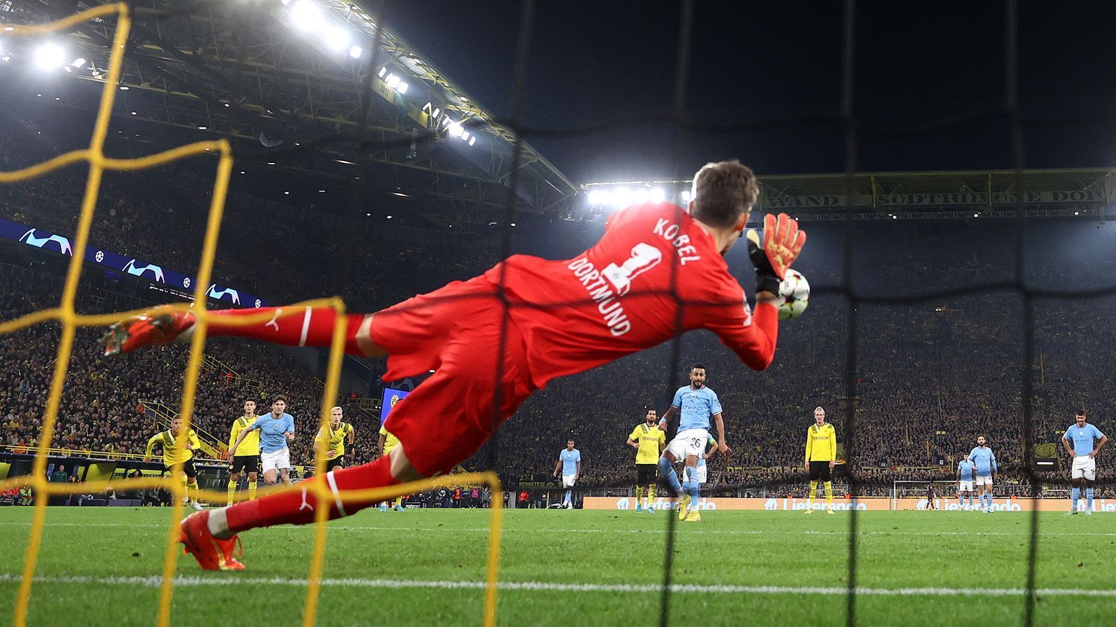 
                <strong>BVB in der Einzelkritik: Kobel herausragend, Defensive stark</strong><br>
                Der BVB hat das Achtelfinale der Champions League erreicht. Gegen Manchester City erkämpft sich die Terzic-Elf einen verdienten Punkt - dank einer über weite Strecken starken Abwehrleistung und eines herausragenden Keepers. Die BVB-Stars in der Einzelkritik.
              