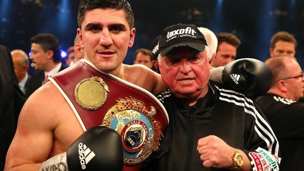 
                <strong>Marco Huck</strong><br>
                Cruisergewicht: Seine erste WM-Chance 2007 gegen Steve Cunningham ließ Marco Huck noch ungenutzt. 2009 kürte sich der gebürtige Bosnier mit einem einstimmigen Punktsieg gegen den Argentinier Victor Emilio Ramirez zum WBO-Weltmeister. Gegen Alexander Povetkin bekam Huck sogar die Möglichkeit, um die Schwergewichts-WM zu kämpfen. Povetkin gewann äußerst umstritten durch Mehrheitsentscheidung.
              