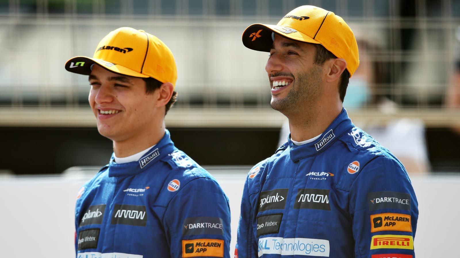 
                <strong>Daniel Ricciardo (McLaren)</strong><br>
                Trotzdem musste sich Ricciardo seinem Teamkollegen geschlagen geben. Dass sich Lando Norris gegen den erfahrenen Rennsieger wird durchsetzen können, war vor der Saison keineswegs sicher. Viele Experten sahen den jungen Briten hinter dem Ex-Reanult-Fahrer. Der Australier wird 2022 zurückschlagen wollen, dass machte der 32-Jährige klar. Ziel Nummer eins sei es, mehr Punkte zu holen als der Teamkollege.
              